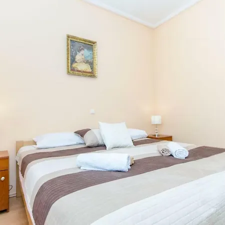 Apartament With Garden *