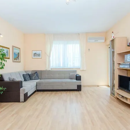 Apartament With Garden